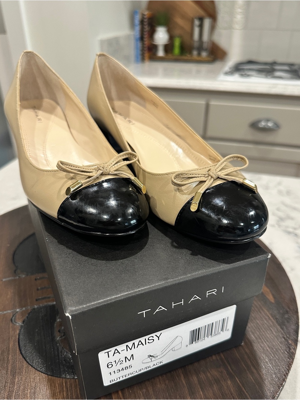 Tahari Two-Tone Bow Cap-Toe Flats in Buttercup and Black Size 6.5